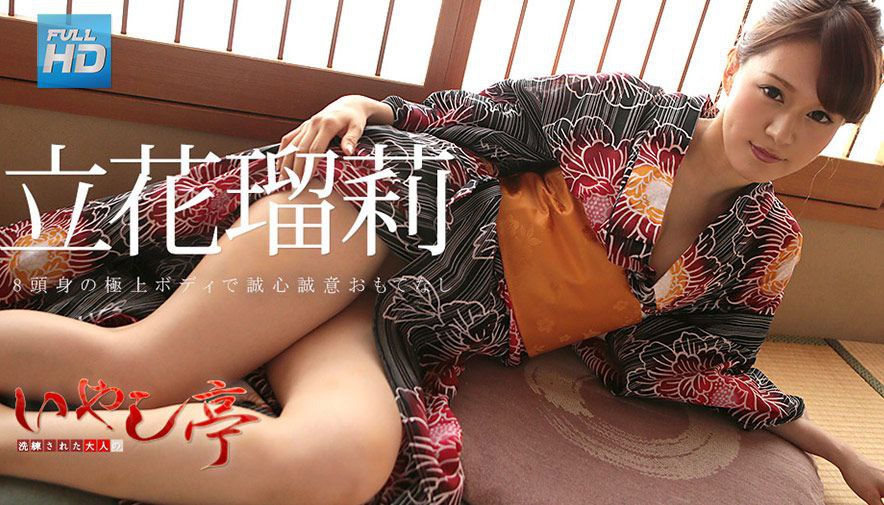 粉嫩的少女露脸大秀直播，听狼友指挥脱光光在床上诱惑狼友，撅着屁股掰开骚逼给狼友看，互动狼友撩骚不断